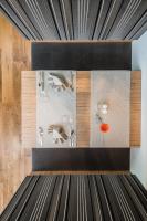 comedor con paneles de madera y mesa en Hotel Royal, en Sesto