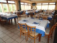 Un restaurante o sitio para comer en Hotel Restaurante Casa Petronila
