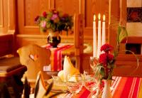 un tavolo con candele, bicchieri da vino e fiori sopra di Landhotel Bayerwald a Grafling