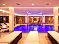 Basen w obiekcie Hotel Theresia lub w pobliżu