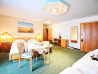 Łóżko lub łóżka w pokoju w obiekcie Hotel Theresia