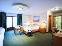 Łóżko lub łóżka w pokoju w obiekcie Hotel Theresia