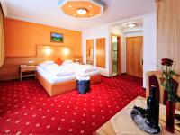 Łóżko lub łóżka w pokoju w obiekcie Hotel Theresia