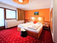 Łóżko lub łóżka w pokoju w obiekcie Hotel Theresia