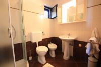 Koupelna v ubytování Two-Bedroom Apartment Crikvenica near Sea 12