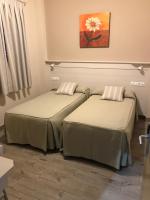 Postel nebo postele na pokoji v ubytování Hostal Los Encinares