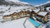 a resort in the snow with a swimming pool at Les Alpages De Val Cenis by Resid&amp;co in Lanslebourg-Mont-Cenis