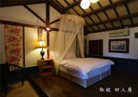 a bedroom with a bed with a mosquito net at 玉蟾園民宿 寵物友善 YuChanYuan B&amp;B in Chishang