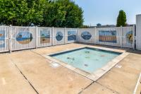einen Pool im Hinterhof mit einem Zaun in der Unterkunft Oyster Lane Hideout in Ocean City