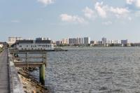 ein Pier auf dem Wasser mit einer Stadt im Hintergrund in der Unterkunft Oyster Lane Hideout in Ocean City