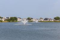 zwei Wasserbrunnen in der Mitte eines Sees in der Unterkunft Oyster Lane Hideout in Ocean City