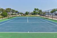 einen Tennisplatz mit einem Netz darauf in der Unterkunft Oyster Lane Hideout in Ocean City