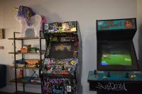 zwei Videospielmaschinen neben einem Videospiel in der Unterkunft HI San Diego Downtown Hostel in San Diego