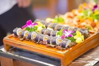 ハイズオンにあるPhuong Anh Hotel 1 Hai Duongの花のテーブルに鮨のトレイ