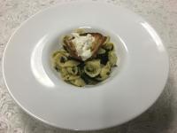 Un plato blanco con pasta con carne y queso. en Hotel Holiday, en Foggia