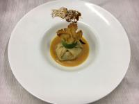 un plato blanco con un plato de comida en una mesa en Hotel Holiday, en Foggia