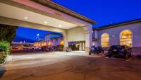 Una motocicleta estacionada frente a un edificio por la noche en Best Western Timpanogos Inn, en Lehi