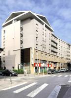 ein großes Gebäude an der Ecke einer Straße in der Unterkunft Séjours &amp; Affaires Lyon Saxe-Gambetta in Lyon