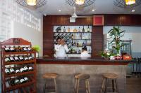 Un hombre hablando por teléfono celular en un bar. en The Moon Residence & Spa, en Siem Reap