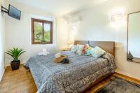 A bed or beds in a room at Villa Granoters By homevillas360