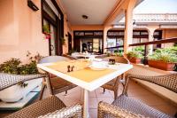 Reštaurácia alebo iné gastronomické zariadenie v ubytovaní Hotel Sileoni