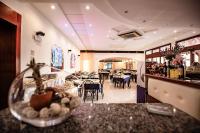 Reštaurácia alebo iné gastronomické zariadenie v ubytovaní Hotel Sileoni
