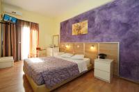 Postel nebo postele na pokoji v ubytování Socrates Hotel