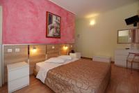 Postel nebo postele na pokoji v ubytování Socrates Hotel