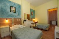 Postel nebo postele na pokoji v ubytování Socrates Hotel