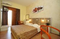 Postel nebo postele na pokoji v ubytování Socrates Hotel