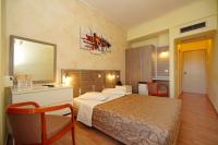 Postel nebo postele na pokoji v ubytování Socrates Hotel