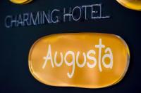 My Story Hotel Augustaに飾ってある許可証、賞状、看板またはその他の書類