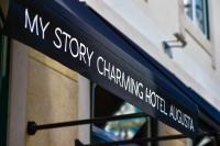 My Story Hotel Augustaに飾ってある許可証、賞状、看板またはその他の書類