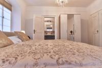 Postel nebo postele na pokoji v ubytování Charles Bridge Royal Apartment