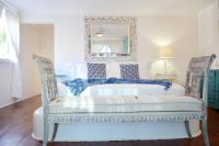 Beach Villas & Apartments Larimarにあるベッド
