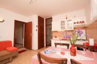 Apartments Brigitaにあるキッチンまたは簡易キッチン