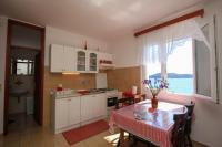 Apartments Brigitaにあるキッチンまたは簡易キッチン
