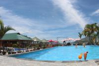 Una piscina en un resort con gente en ella. en Toba Village Inn, en Tuk Tuk