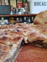 Citizen Kane Lodge - Hospedaje Gourmet في سان كارلوس دي باريلوتشي: صورة مقربة لشريحتين من الخبز على الطاولة