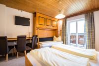 Posteľ alebo postele v izbe v ubytovaní Haus Alpenland