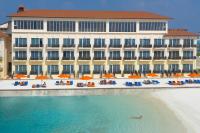 Bazén v ubytování Hulhule Island Hotel nebo v jeho okolí