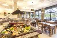 een restaurant met veel eten op de toonbank bij Azureva Fournols in Fournols