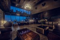 Una gran sala de estar con sofás y una lámpara de araña. en Pledge Scape, en Negombo