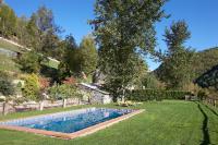 Bazén v ubytování Apartamentos Rurales Les Barnedes nebo v jeho okolí