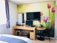 Hotel Joy near Camp Humphresにあるテレビまたはエンターテインメントセンター
