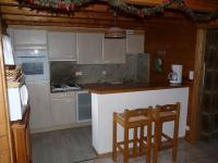 Una cocina o kitchenette en Chalet Les Sapins Argent&eacute;s