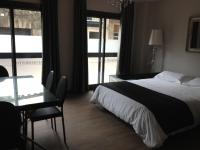 Postel nebo postele na pokoji v ubytování Alvear Suites