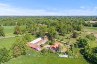 eine Luftansicht eines Hauses auf einem Feld in der Unterkunft Bitterna Åkatorp in Bitterna
