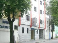 un edificio blanco al costado de una calle en Hotel Capriccio Mauá, en Mauá