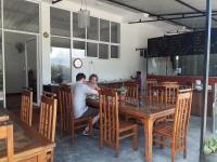 En restaurant eller et andet spisested på Ella Nature Life Guest & Restaurant -Free Pickup from Ella